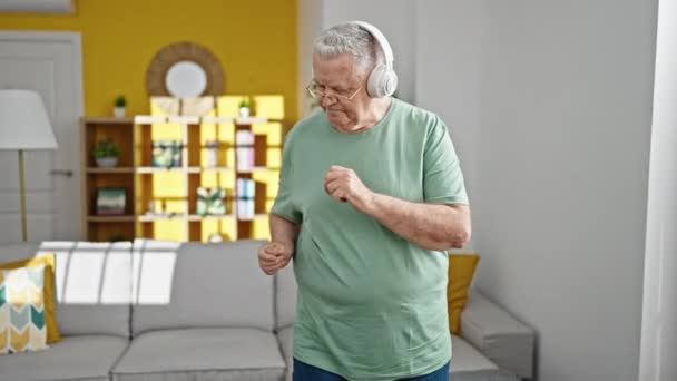 Homme aux cheveux gris du Moyen Âge écoutant de la musique et dansant à la maison - Séquence, vidéo