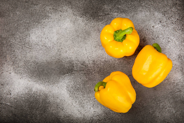 PAPRIKA.Φρέσκο κίτρινο bell pepper σε μαύρο φόντο υφής. Βουλγαρική σαλάτα πιπεριά.Φρέσκα λαχανικά. Συγκομιδή. Χορτοφάγος. Κλείσιμο - Φωτογραφία, εικόνα