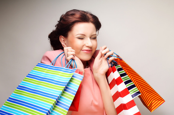 schöne junge Frau mit farbigen Einkaufstaschen - Foto, Bild