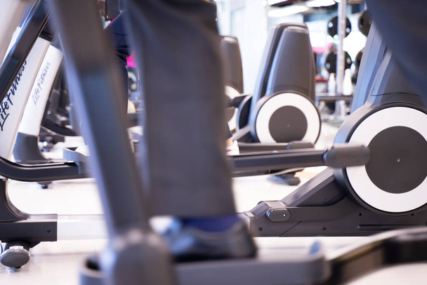 Sala de fitness máquina de correr para la salud, el ejercicio de por vida. - Foto, imagen