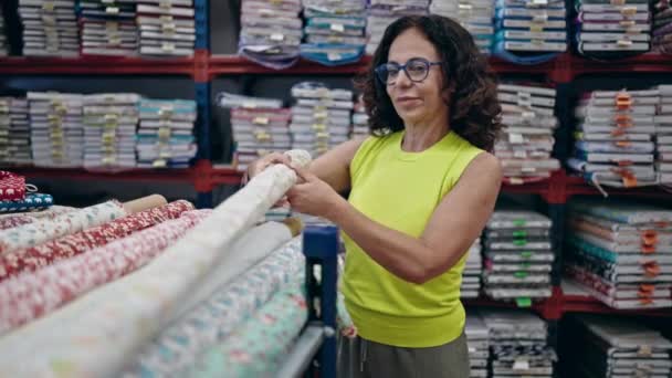 Moyen Age hispanique femme shopping tissus à la boutique textile - Séquence, vidéo