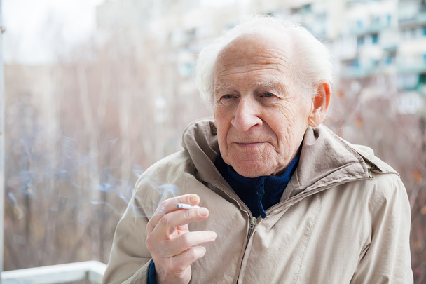 old man with a cigarette - Fotoğraf, Görsel