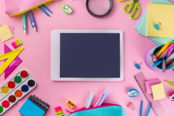 学校装備の高色の明るいピンクの平らな層. 各種学校教育,オフィス用品,アクセサリー。 学校の販売背景トップビューコピースペースに戻る - 写真・画像