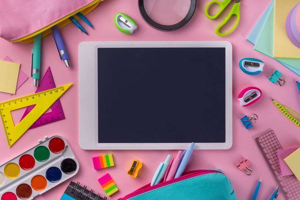 学校装備の高色の明るいピンクの平らな層. 各種学校教育,オフィス用品,アクセサリー。 学校の販売背景トップビューコピースペースに戻る - 写真・画像