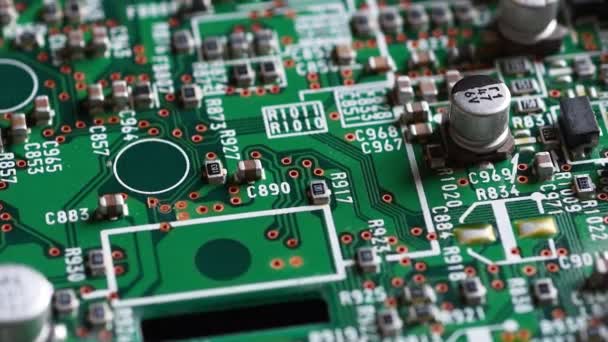 Placa de circuito com componentes em rotação. Extremo close-up de placa eletrônica verde, com componentes eletrônicos. - Filmagem, Vídeo
