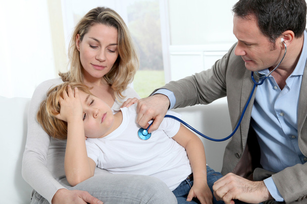 Doctor examining sick little boy - Фото, изображение