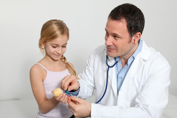 Lékař a holčička poslechu panenky dýchání - Fotografie, Obrázek