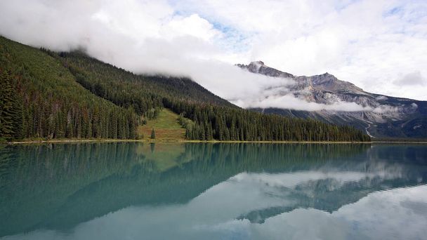 belo lago nas montanhas - Foto, Imagem