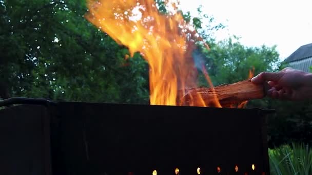 Grill com fogo.Prepare uma chama de carvão para grelhar carne. Iluminando um fogo na grelha ao cozinhar. Chamas de fogo em um braseiro ao ar livre. - Filmagem, Vídeo