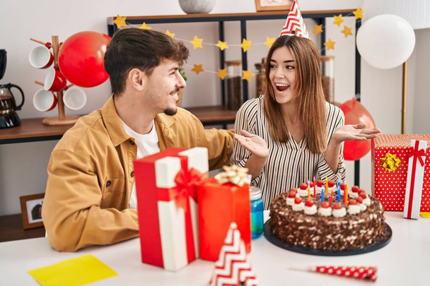 Чоловік і жінка пара, що святкують день народження вдома
 - Фото, зображення