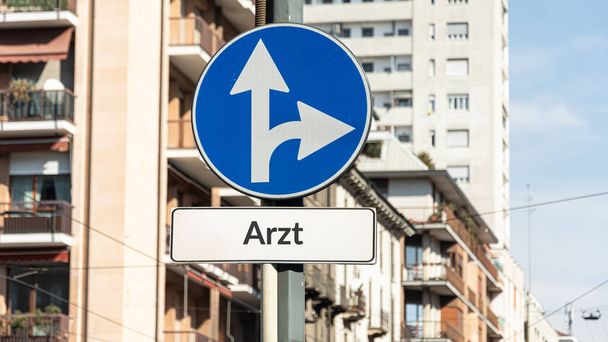 Η εικόνα δείχνει μια πινακίδα και ένα σημάδι προς την κατεύθυνση ενός γιατρού στα γερμανικά. - Φωτογραφία, εικόνα