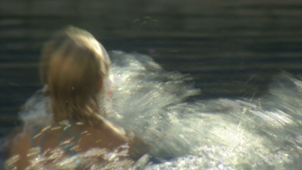 Mujer buceando en la piscina
 - Metraje, vídeo