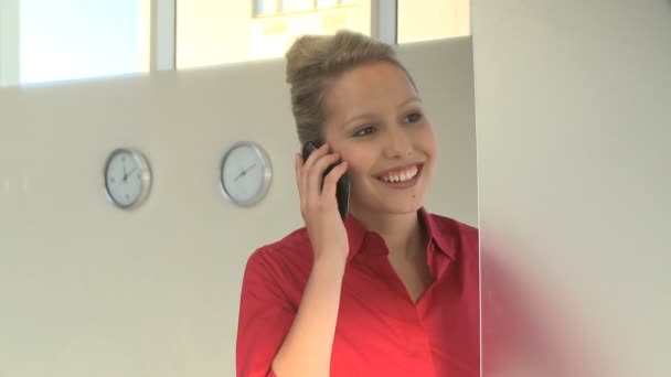 Businesswoman using cell phone - Materiał filmowy, wideo