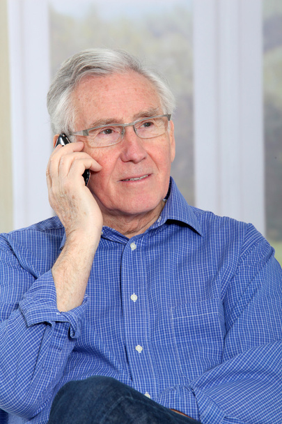Elderly man talking on mobile phone - Foto, Bild