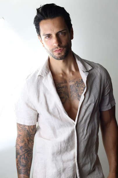 Сексуальная мужская модель с открытой рубашкой  - Фото, изображение