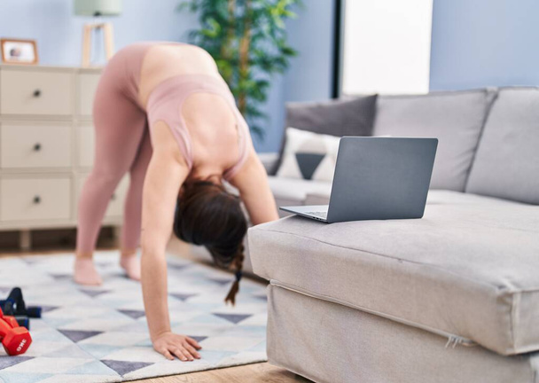 Молода жінка має онлайн-клас йоги вдома
 - Фото, зображення