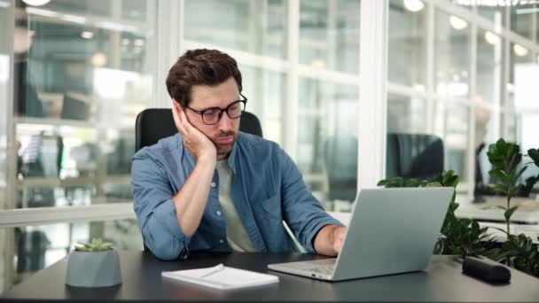 Nudný muž mužské služby manažer v brýlích mají nespokojenost vzhled - Záběry, video