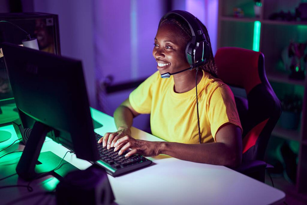 Afričanky americká žena streamer hrát videohry pomocí počítače na herně - Fotografie, Obrázek
