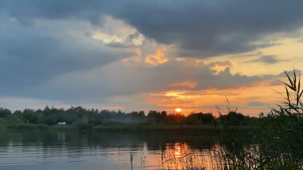 coucher de soleil au-dessus du lac heure d "été - Séquence, vidéo