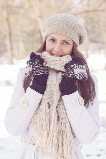 Kaunis onnellinen nuori nainen talvella
 - Valokuva, kuva