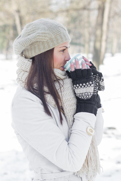  Όμορφη γυναίκα απολαμβάνοντας πίνοντας ζεστό τσάι - Φωτογραφία, εικόνα