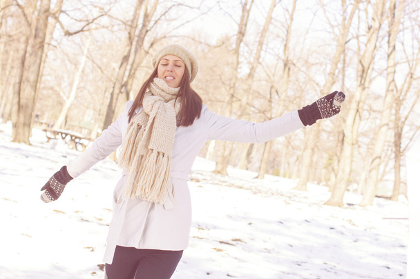 Disfrutar feliz encantadora relajante joven mujer disfrutando del invierno
 - Foto, imagen