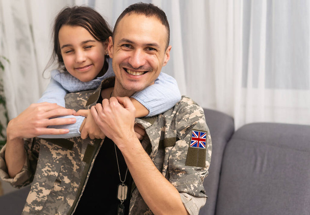Felice riunione di soldato britannico e la sua piccola figlia
 - Foto, immagini