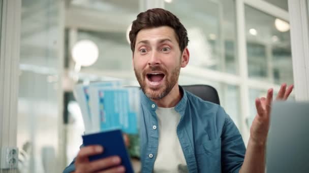 Feliz trabajador de oficina emocionado tiene un pasaporte con boletos de vacaciones - Imágenes, Vídeo