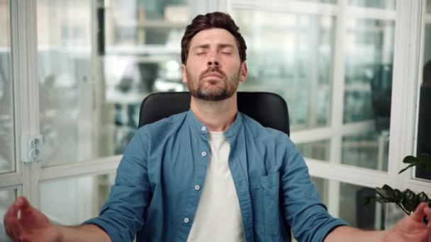 Calma memore giovane uomo d'affari meditando facendo esercizio non si sentono stress - Filmati, video