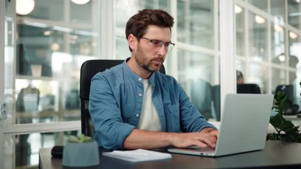 Männlich manager hübsch mann manager korrigiert brille working on laptop - Filmmaterial, Video