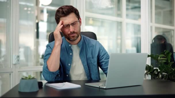 Υπερκόπωση τόνισε, κουρασμένος δυσαρεστημένος επιχειρηματίας που έχει πονοκέφαλο στο γραφείο - Πλάνα, βίντεο