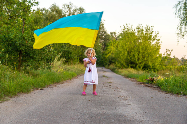 Kind met de vlag van Oekraïne. Selectieve focus. Natuur. - Foto, afbeelding