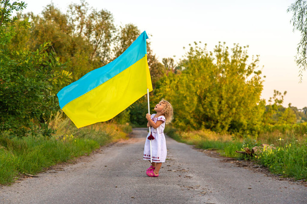 Enfant avec le drapeau de l'Ukraine. Concentration sélective. Nature. - Photo, image