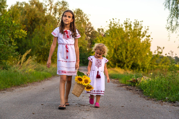 Ukrayna 'da ayçiçeği tarlasında bir çocuk. Seçici odaklanma. Doğa. - Fotoğraf, Görsel