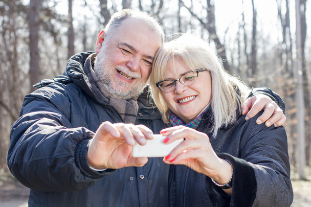 Onnellinen vanhempi pariskunta ottaa Selfie
 - Valokuva, kuva