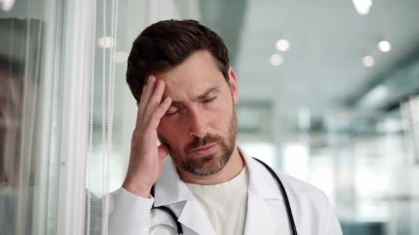 A doktor szomorúnak tűnik, a stressz és a fizikai kényelmetlenség terhe alatt. - Felvétel, videó