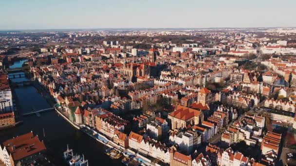 Gdańsk miasto w Polsce z widokiem na rzekę Motławę. Historyczne centrum starego miasta, widok z lotu ptaka. Panoramiczna panorama nowoczesnego europejskiego miasta - Materiał filmowy, wideo