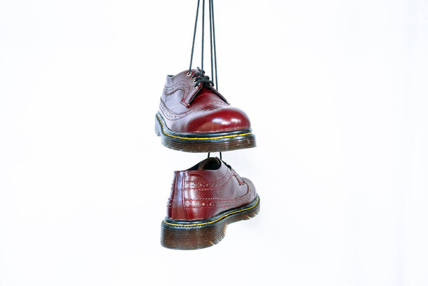 Täysi punaruskea siivenkärki brogue kengät kumipohja roikkuu nauhoja valkoisella pohjalla. Nice yksityiskohtia premium laatu käsintehty klassinen kengät tekemät paikalliset käsityöläiset - Valokuva, kuva