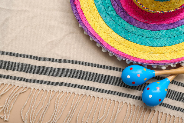 Mexikanische Maracas mit Sombrero-Hut auf beigem Serape, Nahaufnahme - Foto, Bild