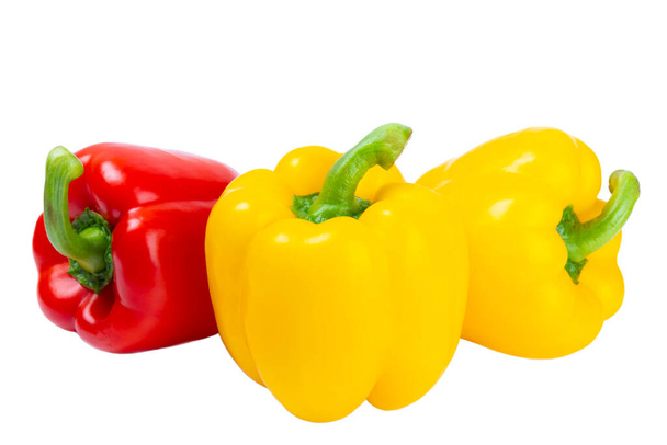 PAPRIKA.Frischer gelber und roter Paprika isoliert auf weißem Hintergrund. Bulgarischer Salatpfeffer. Frisches Gemüse. Ernte. Veganer. Nahaufnahme - Foto, Bild