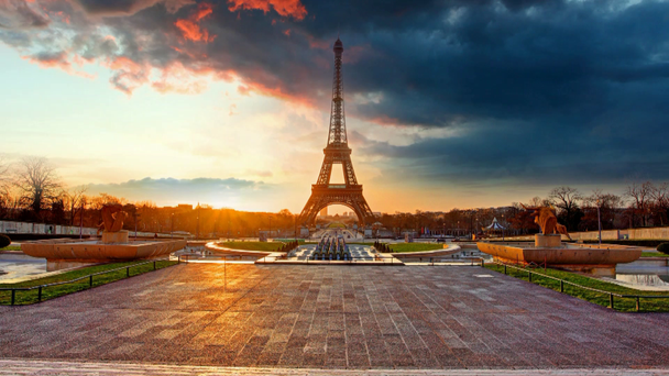 Paris, Eiffelturm bei Sonnenaufgang, Zeitraffer - Filmmaterial, Video