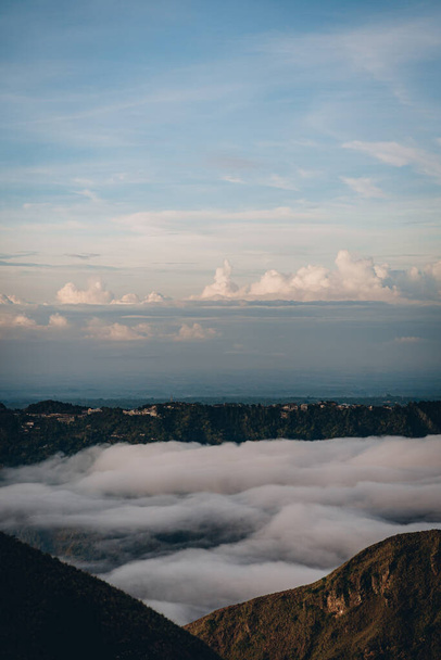 Paisaje vista de nubes matutinas y niebla en la montaña Batur. Salida del sol trekking monte volcán Batur - Foto, Imagen