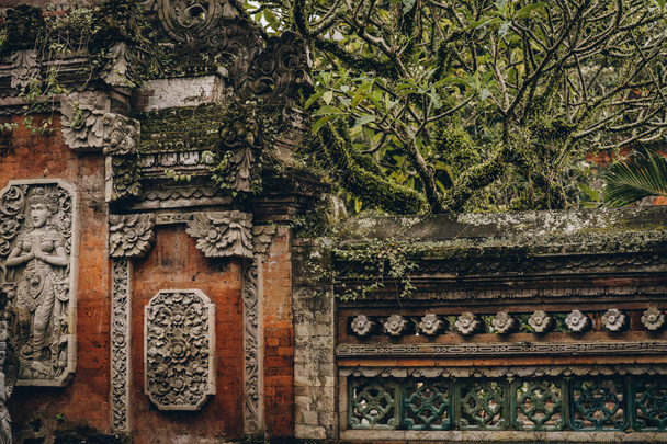 Primer plano de la pared balinesa y la arquitectura del templo. Detalles decorativos tradicionales del edificio religioso - Foto, Imagen