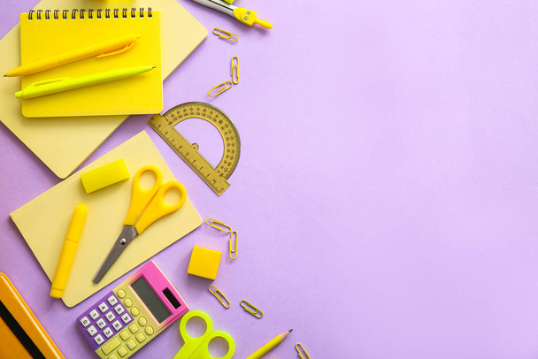 Різні шкільні канцелярські товари та блокноти на фіолетовому фоні - Фото, зображення
