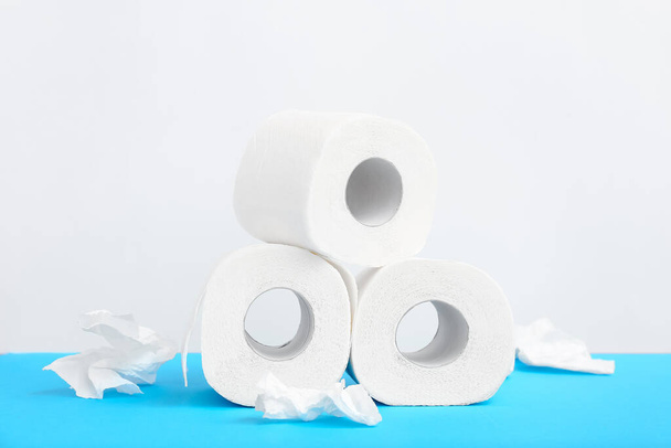 Role toaletního papíru na modrém pozadí - Fotografie, Obrázek