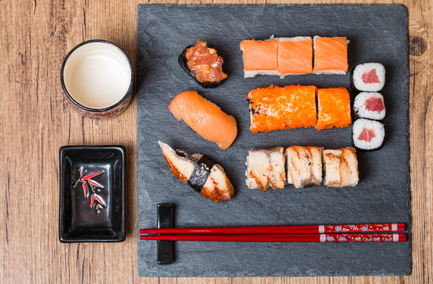 Sushi servido en una cerámica negra
 - Foto, Imagen