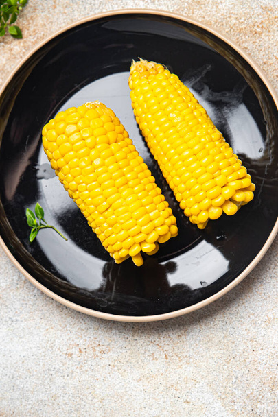 kolba kukurydza gotowane kukurydza gotowy do jedzenia gotowane warzywa zdrowy posiłek jedzenie przekąska na stole kopia przestrzeń jedzenie tło rustykalny widok z góry - Zdjęcie, obraz