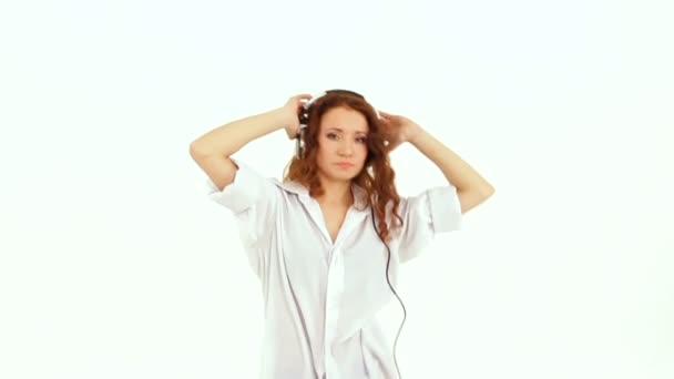 Young Woman In Earphones Listening to Music And Dancing - Séquence, vidéo