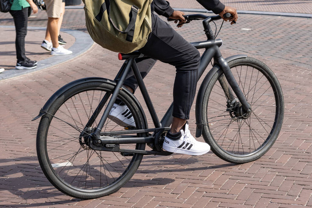 Амстердам, Северная Голландия Нидерланды - 07 18 2023: e-bike от неплатежеспособного производителя vanmoof на улицах Амстердама - Фото, изображение