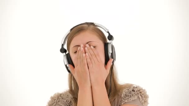 Όμορφη γυναίκα σε ακουστικά ακούγοντας μουσική και χορό - Πλάνα, βίντεο